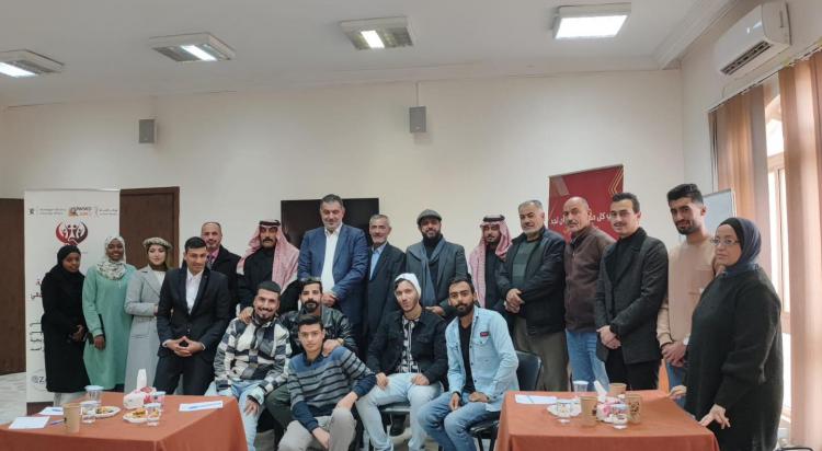 نظّمت جمعية سراج البادية بالتعاون مع مركز مؤشرات لتنمية المجتمع المدني جلسة حوارية بعنوان "أثر المشاركة السياسية على تعزيز التماسك المجتمعي" في مركز هيئة شباب كلنا الأردن/المفرق. حضر الجلسة السيد نضال البطاينة والسيد حمزة أخو ارشيدة والسيد منور الكعيبر و25 شاب وشابة وشهدت الجلسة حواراً حول التحديث السياسي بشكل عام والأحزاب بشكل خاص ومدى تأثير التحديث السياسي على التماسك المجتمعي. يذكر أن هذه الجلسة تأتي ضمن مشروع "تمكين مؤسسات المجتمع المدني لتعزيز التماسك المجتمعي" الذي ينفذه مركز مؤشرات لتنمية المجتمع ا