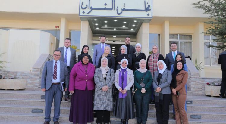 "العمل النيابية" و"راصد" يوقعان مُذكرة تفاهم بشأن بيئة صديقة لعمل المرأة قالت رئيسة لجنة العمل والتنمية الاجتماعية والسكان النيابية، تمام الرياطي، إن اللجنة أقرت عددًا من المواد والتشريعات التي تُعزز من تمكين المرأة وتُشجع على مُشاركتها في سوق العمل. وأضافت، خلال حفل توقيع اللجنة ومركز الحياة (راصد) مُذكرة تفاهم لتخصيص بيئة صديقة لعمل المرأة، أن مجلس النواب أقر، خلال جلسة عقدها اليوم الأربعاء، مشروع قانون مُعدل لقانون الضمان الاجتماعي لسنة 2022، والذي يُسهم بتعزيز مُشاركة المراة في سوق العمل، فضلًا عن شمول